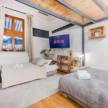 Garden Retreat 4br Oasis In Jewish Quarter