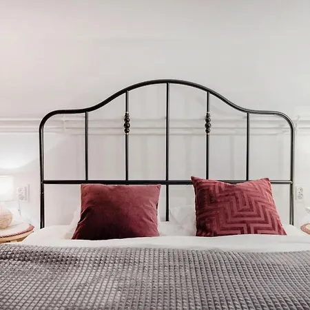 Garden Retreat 4br Oasis In Jewish Quarter