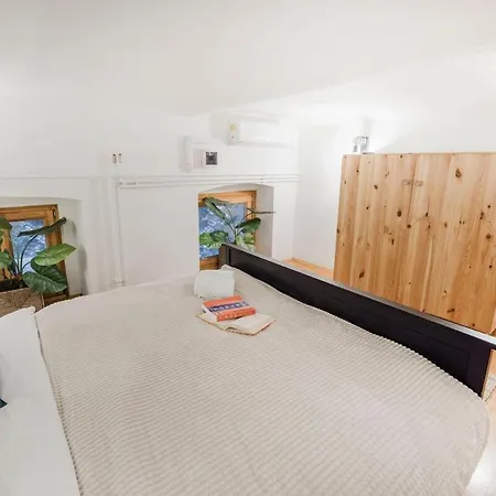 アパート Garden Retreat 4br Oasis In Jewish Quarter ブダペスト